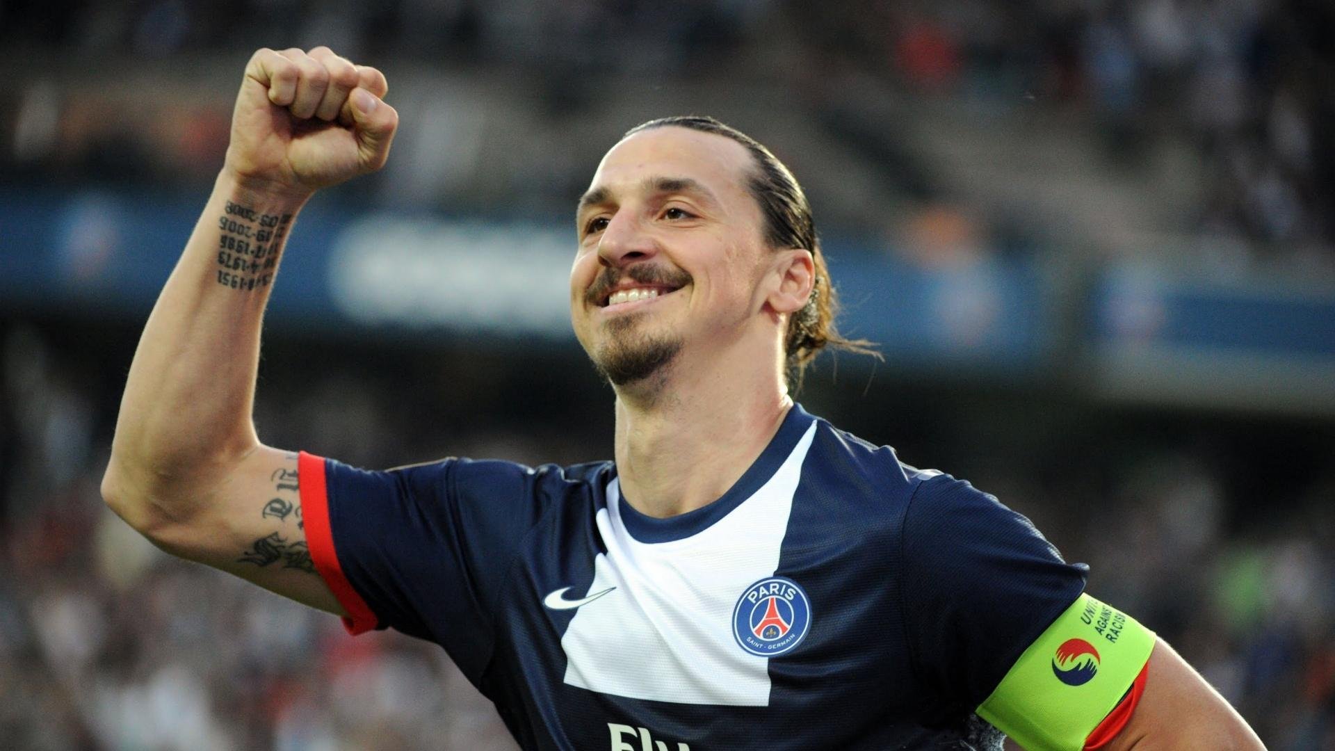 英雄联盟全球总决赛 在首尔落幕 主场战队高举冠军奖杯