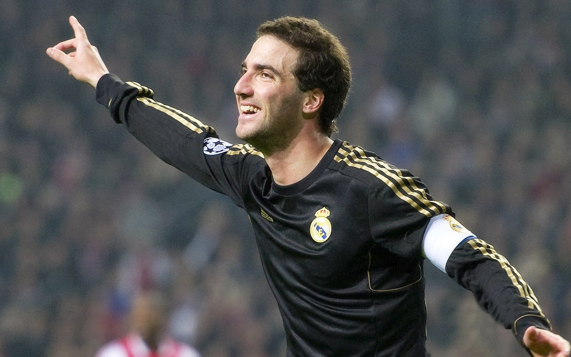 英雄联盟全球总决赛 在首尔落幕 主场战队高举冠军奖杯